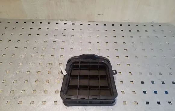 Quarter panel pressure vent