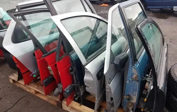Audi A4 S4 B5 8D Front door raudonos