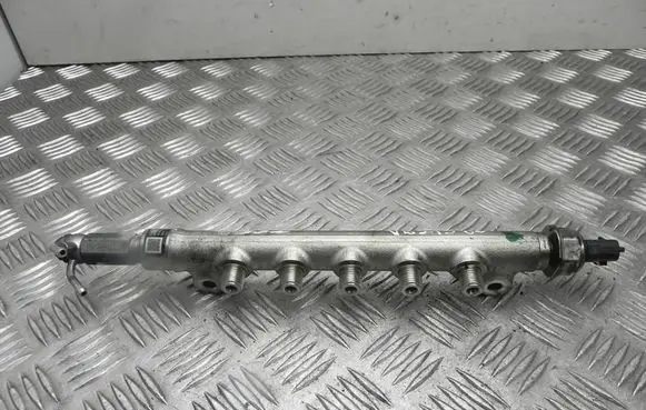 Opel Astra J Fuel distributor 55570022