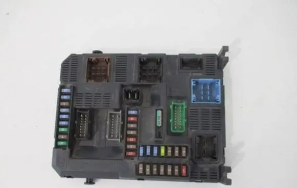 Peugeot 308 Central body control module 9807054180 BSIN04