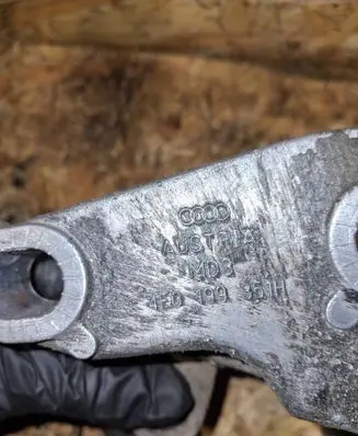 Engine mounting bracket