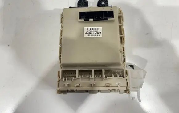 Toyota Avensis T270 Fuse module 8273005720 308512A10