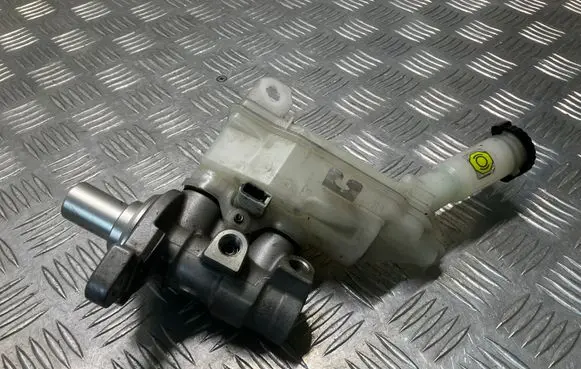 Nissan Cube Z12 Master brake cylinder
