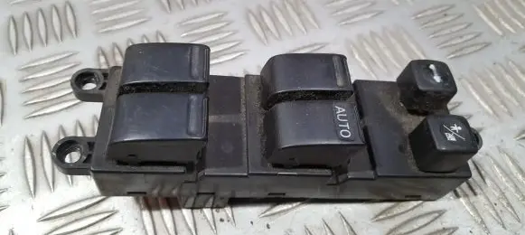 Nissan Primera Electric window control switch 25401AV660 C8D-D701N