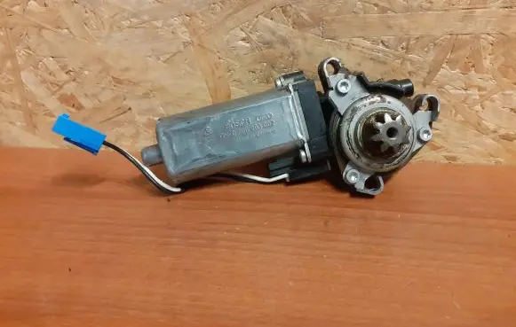 Mercedes-Benz C W203 Seat adjustment motor 0390203002 653