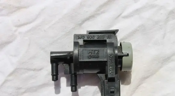 Audi A2 Turbo solenoid valve 1J0906283A