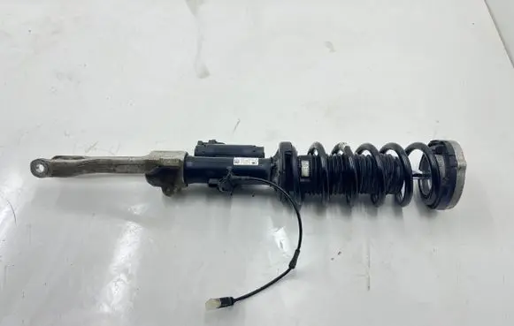 BMW 5 G30 G31 Front shock absorber/damper 6866533