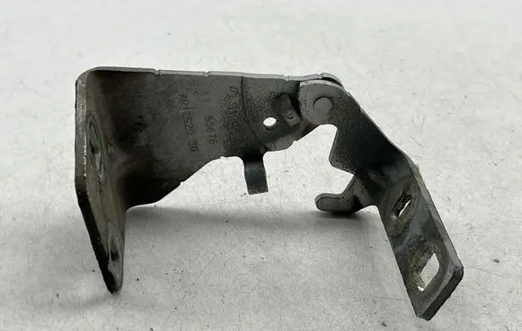 Engine bonnet/hood hinges