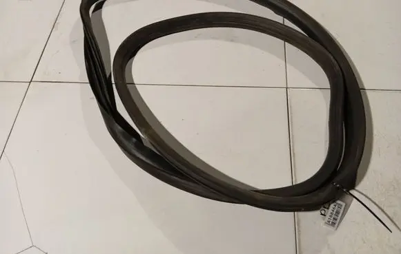 Volvo S40 Rubber seal front coupe door 