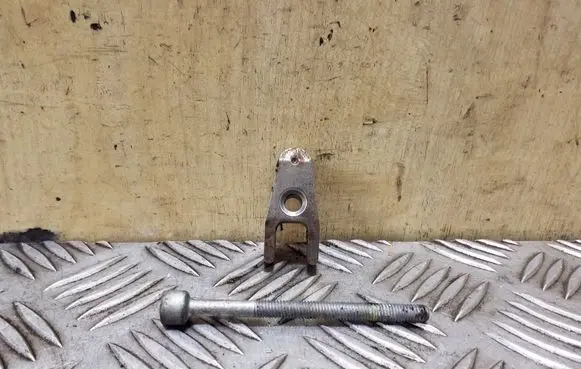 Mercedes-Benz ML W164 Fuel Injector clamp holder
