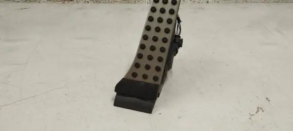 Accelerator throttle pedal