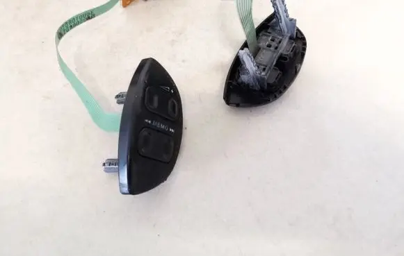Steering wheel buttons/switches