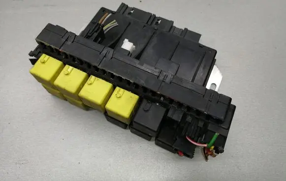Mercedes-Benz S W220 Fuse module A0205451732 05045110
