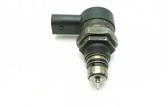 Mercedes-Benz E W211 Fuel pressure regulator A6110780449 0281002494