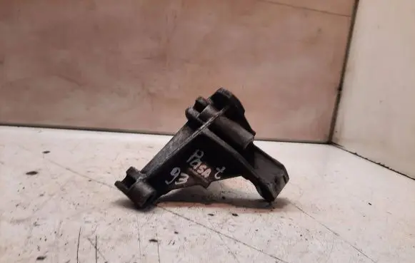 Volkswagen PASSAT B4 Power steering pump mounting bracket 028145531D