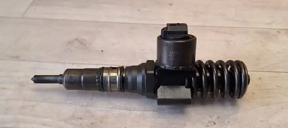Volkswagen Golf V Fuel injector 03G130073B