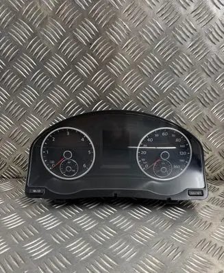 Volkswagen Tiguan Speedometer (instrument cluster) 5N0920983A