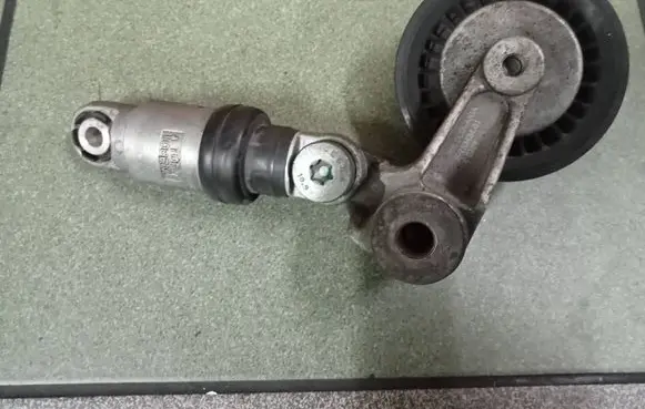 Volkswagen II LT Alternator belt tensioner pulley 000