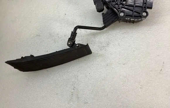 Accelerator throttle pedal
