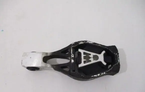 Engine mount vacuum valve