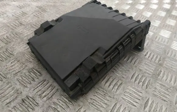 Volkswagen Tiguan Fuse box cover 1K0937132F 1K0937132G
