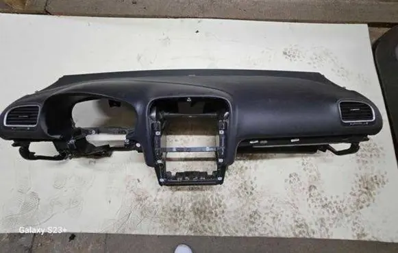 Volkswagen Golf VI Dashboard 5K1858295E