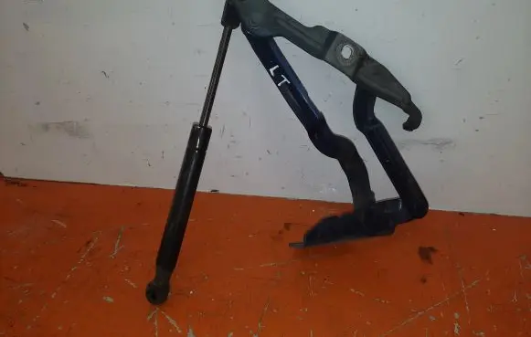 Audi A4 S4 B5 8D Tailgate/trunk/boot hinge 3B5827331