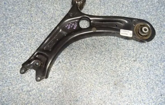 Volkswagen Jetta VI Front lower control arm/wishbone 5C0407151D