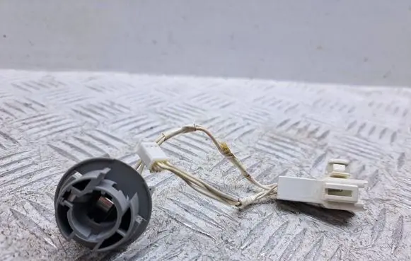 Toyota Avensis T270 Tail light bulb cover holder 8155505270