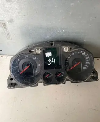 Volkswagen PASSAT B6 Speedometer (instrument cluster) 3C0920871 B582 3C0920871X