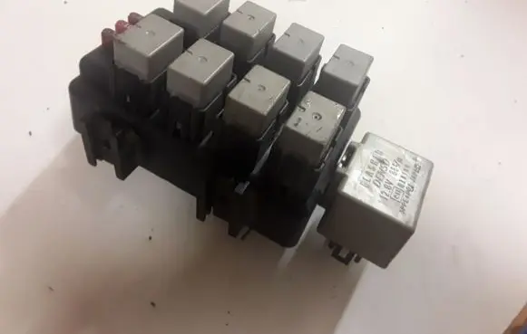 Subaru Legacy Fuse module 86111AG000 0665005480