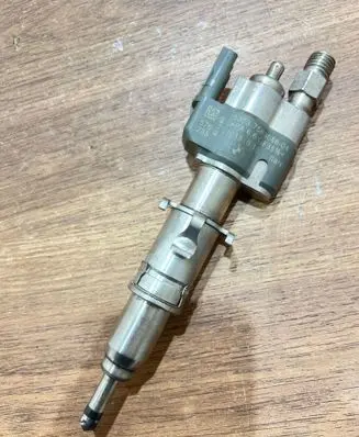 BMW 1 E81 E87 Fuel injector 7589048