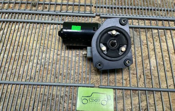 Mercedes-Benz G W461 W463 1st Gen Wiper motor A0028204442 0390246137 0028204442