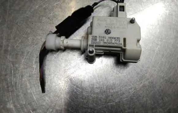Fuel tank cap lock