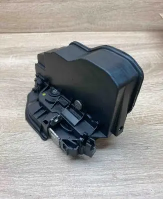 BMW X3 E83 Front door lock 7154628