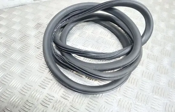 Opel Astra J Front door rubber seal 13259933