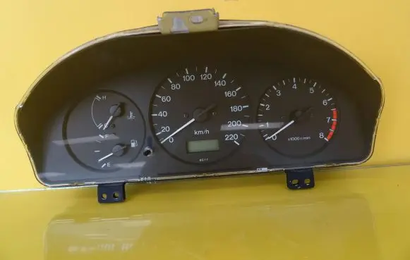 Mazda 323 Speedometer (instrument cluster) BG2SB