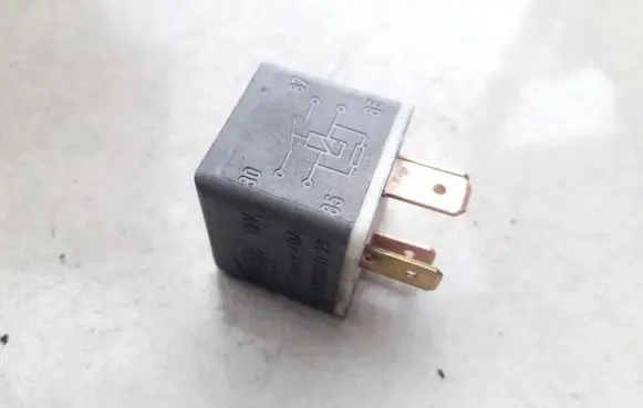 Volkswagen PASSAT B3 Other relay 4RA00351029