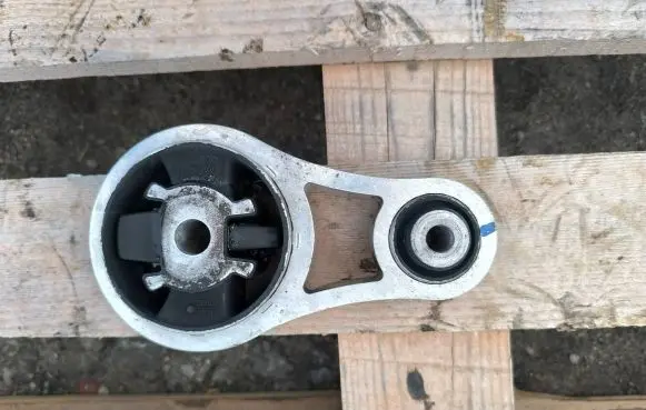 Opel Vivaro Engine mount bracket