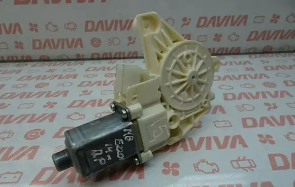 Mercedes-Benz E AMG W212 Front door window regulator motor A2129066702
