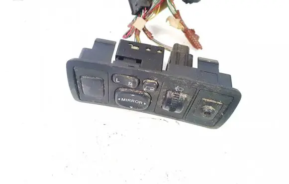 Toyota Avensis T250 Wing mirror switch 183575