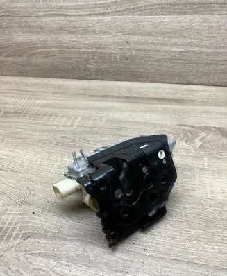 Volkswagen PASSAT B6 Front door lock 3C1837016A