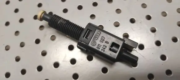 Audi A4 S4 B5 8D Brake pedal sensor switch 811907
