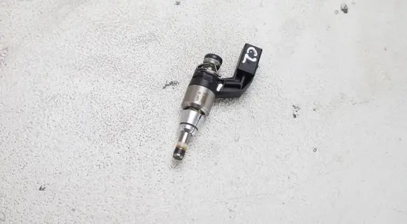 Volkswagen PASSAT B7 Fuel injector 03C906036J