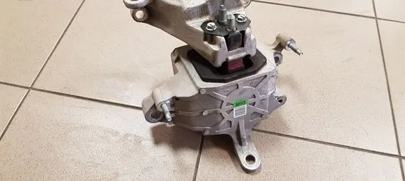 Engine mount bracket