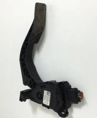 Accelerator throttle pedal