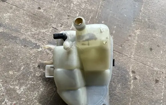 Mercedes-Benz C W203 Coolant expansion tank/reservoir 2035000049