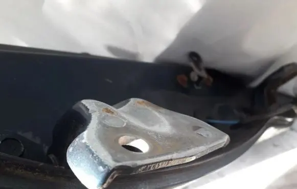 Hyundai Lantra II Rear door lower hinge