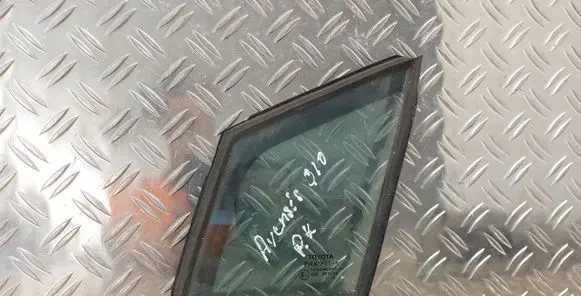 Toyota Avensis T270 Front door vent window glass four-door 43R001605