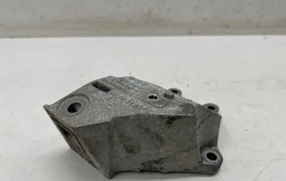 BMW 5 G30 G31 Engine mounting bracket 6864593